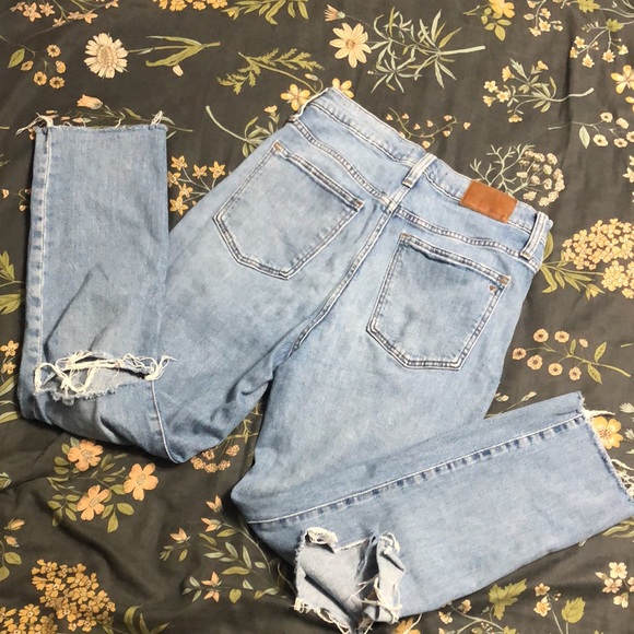 The High-Rise Slim Crop Boyjean in Medium Wash Ripped Knee Raw Hem Straight Leg - Picture 16 of 16